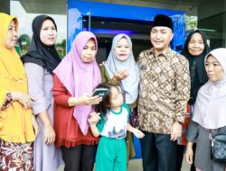 Bantu Umak Dicairkan, Pj Bupati Apriyadi Buat Emak-emak Sumringah Saat Bulan Puasa