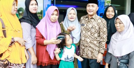 Bantu Umak Dicairkan, Pj Bupati Apriyadi Buat Emak-emak Sumringah Saat Bulan Puasa