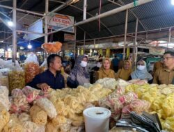 BPOM Uji Kelayakan Makanan di Pasa Pabukoan Batusangkar
