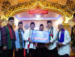 Kunjungi Masjid Ihsan Koto Baru, Bupati Eka Putra Sampaikan Program Berobat Gratis
