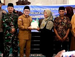 Bupati Eka Putra Serahkan BLT kepada Warga Terdampak&nbsp; Erupsi Gunung Marapi beserta&nbsp; Bantuan Beras