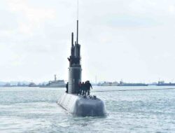 Pangkoarmada III Menerima Brevet Kehormatan Hiu Kencana