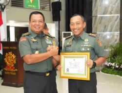 Danmenarmed 2 Putra Yudha Terima Piagam Penghargaan Pangkostrad Pada Rapim Kostrad TA 2024