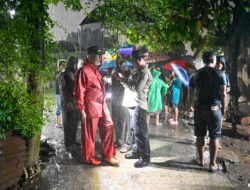Gubernur Mahyeldi Tinjau Kondisi Masyarakat Terdampak Banjir di Kota Padang