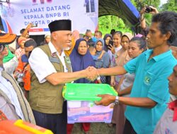 Gubernur Mahyeldi Bagikan Bantuan Makanan bagi Korban Banjir, Warga Antusias
