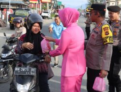 Kapolres Kerinci dan Bhayangkari Berbagi Takjil Gratis: Sentuhan Manis untuk Ramadan