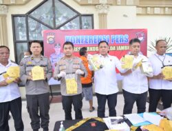 Polda Jambi Berhasil Meringkus Tiga Tersangka Pengedar 100 Kg Sabu