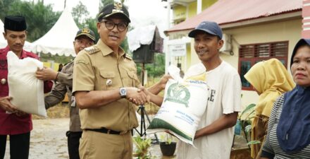 Masyatakat Penerima Manfaat Terima Bantuan Beras Pemerintah
