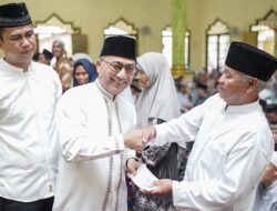 Warga Desa Gajah Mati Tumpah Ruah Sambut Kedatangan Pj Bupati Apriyadi