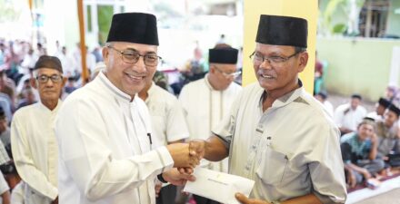 Safari Ramadhan ke-5 1445 H, Pj Bupati Apriyadi Salurkan Bantuan