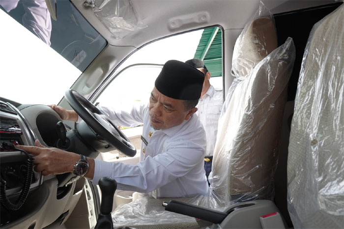 Gubernur Jambi, Al Haris, Serahkan Bantuan Ambulance Untuk RS. DKT Kerinci