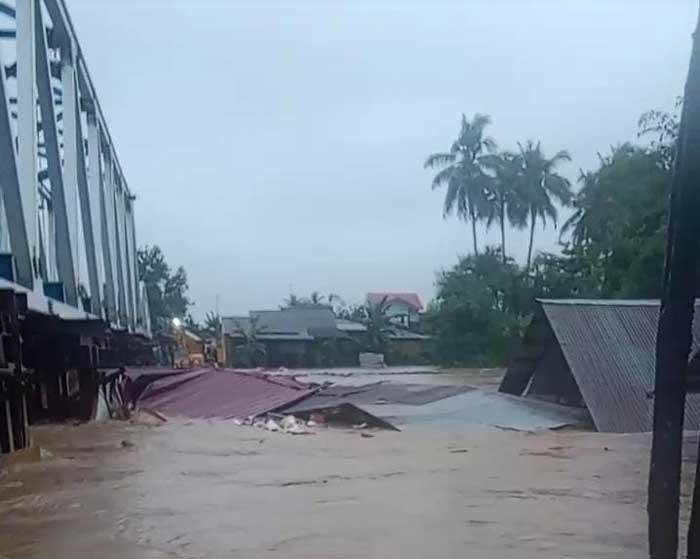 Rumah warga hanyut akibat banjir melanda Kota Padang, Kamis 7 Maret 2024.