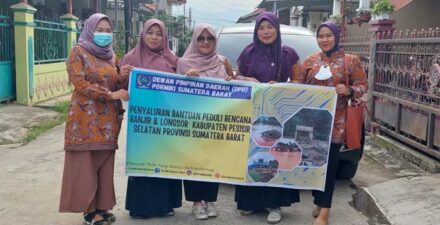 Pengurus DPD PORMIKI Sumbar foto bersama sebelum mengantarkan bantuan ke korban banjir di Pesisir Selatan, Sabtu (15/3/2024).