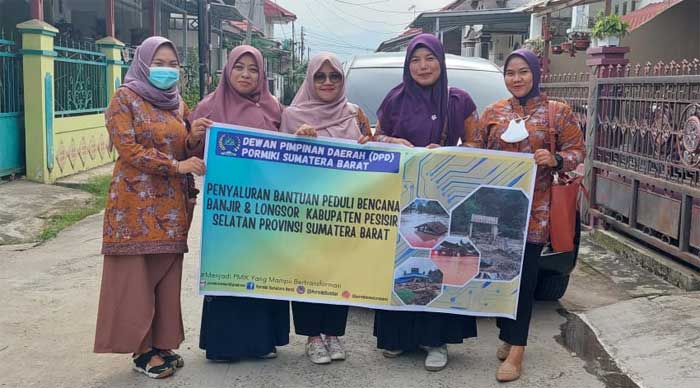 Pengurus DPD PORMIKI Sumbar foto bersama sebelum mengantarkan bantuan ke korban banjir di Pesisir Selatan, Sabtu (15/3/2024).