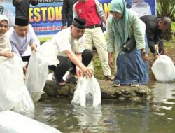 Dorong Kemandirian Ekonomi Masyarakat, Gubernur Mahyeldi Serahkan Bantuan 10 Ribu Bibit Ikan Nila