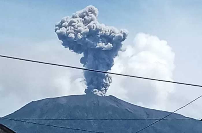 Gunung Marapi saat erupsi. (ist)