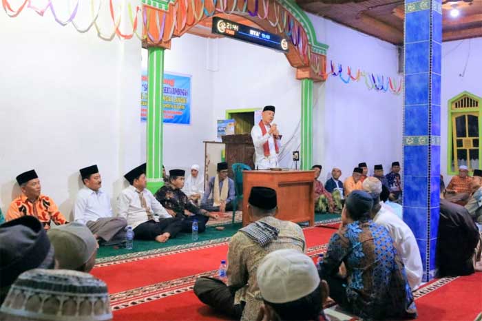 Bupati Pasaman Sabar AS memberi arahan saat kunjungan pada Tim Safari Ramadhan di Masjid Nurul Huda, Kamis (21/3) malam.
