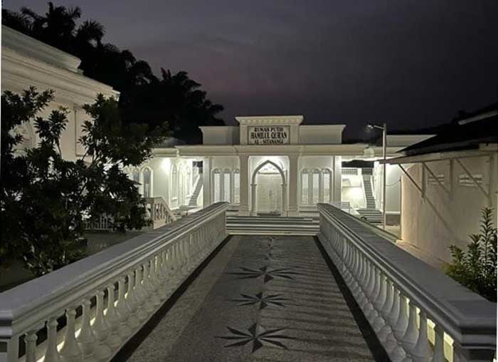 Rumah putih di Agam.