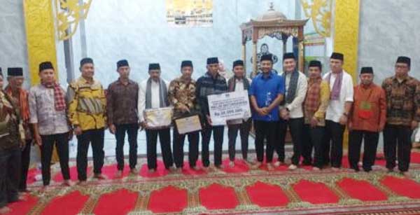 Penyerahan Bantuan Pembangunan Masjid Besar Baiturrahman Sungai Sungkai. (Dirman)