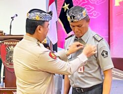 Pj.Wali Kota Pariaman Terima PIN EMAS dari Polri