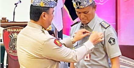 Pj.Wali Kota Pariaman Terima PIN EMAS dari Polri