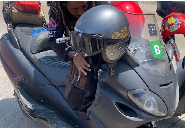 Kisah warga mudik pakai motor listrik.