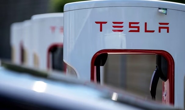Penjualan turun gara-gara persaingan mobil listrik kian intensif, Tesla PHK 10% karyawan.