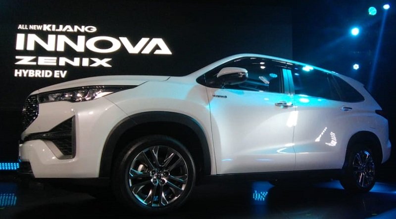 Berapa pajak Toyota Innova Zenix hybrid? .