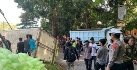 Truk Bermuatan Batu Es Terbalik di Tanjung Raya