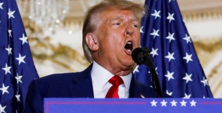Trump Desak Israel