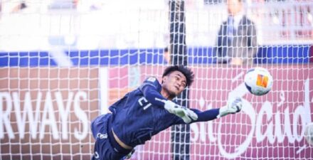 Ernando Ari menepis tendangan penalti pada laga Timnas Indonesia U-23 vs Timnas Australia U-23.