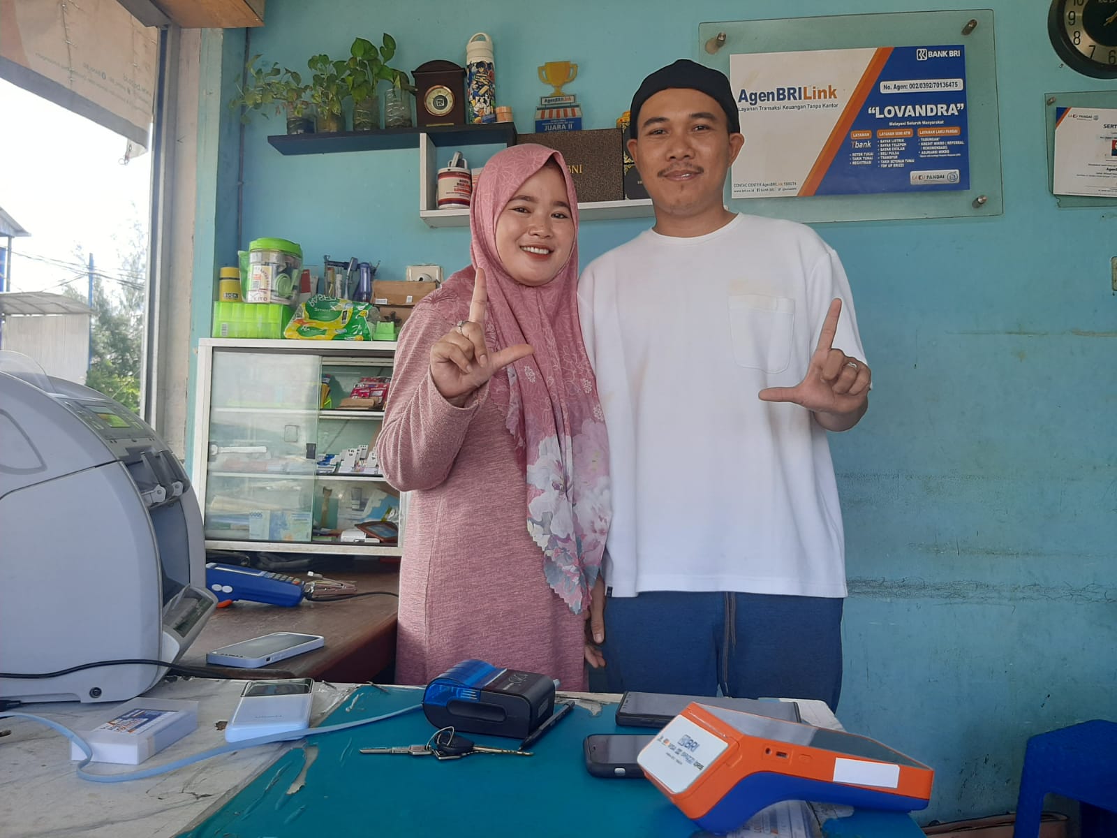 Hendra dan Anita Susilawati sukses jadi Agen BRILink berkat pelayanan yang ramah.