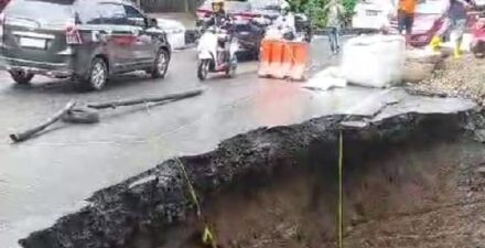 Keretakan Jalan di Batusangkar, Satu Jalur Kendaraan di Kelok Lubuak Hantu