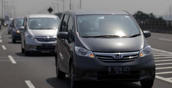 Ilustrasi alasan mobil honda freed.