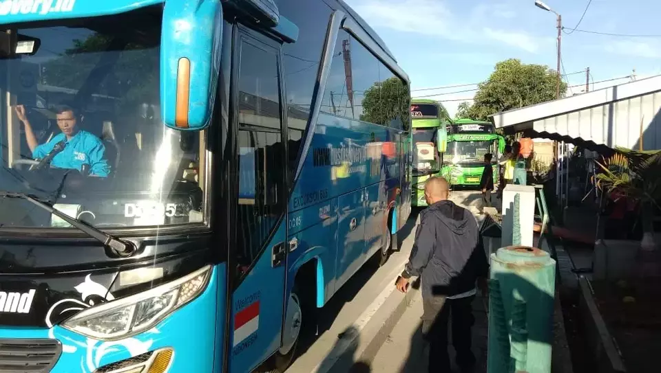 PT ASDP Indonesia Ferry (Persero) menyiapkam empat unit bus damri dan 20 angkutan kota (angkot) gratis sebagai transportasi bagi masyarakat menuju Terminal Terpadu Merak (TTM) Pelabuhan Merak selama periode 15-30 April 2023.