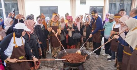 Kemeriahan Peringatan Ulang Tahun KPN Balai Kota Padang, Senam, Doorprize, dan Marandang