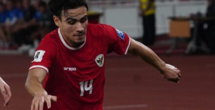 Nathan Tjoe-A-On kala membela Timnas Indonesia U-23.