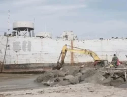Kapal Terdampar di Pariaman, Pemerintah Tempatkan Eks KRI Teluk Bone 511 dalam Kanal Baru