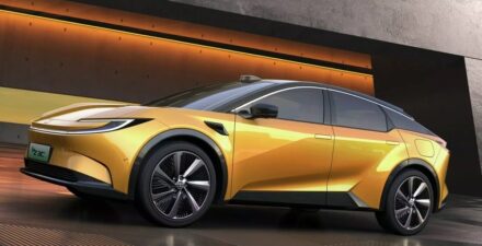 Toyota pamerkan 2 mobil listrik di China, siap meluncur tahun depan.
