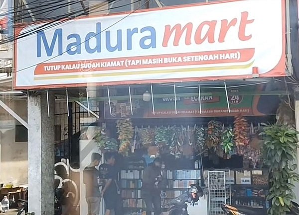 Warung Madura Buka 24 Jam.