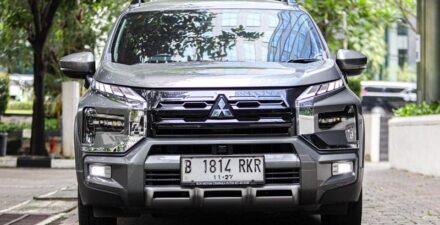 Mitsubishi Xpander Cross tampak depan.