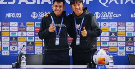 Pelatih Timnas Indonesia U-23, Shin Tae-yong (kanan) bersama Witan Sulaeman.