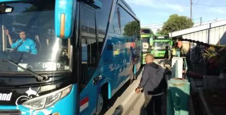 PT ASDP Indonesia Ferry (Persero) menyiapkam empat unit bus damri dan 20 angkutan kota (angkot) gratis sebagai transportasi bagi masyarakat menuju Terminal Terpadu Merak (TTM) Pelabuhan Merak selama periode 15-30 April 2023.