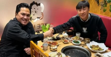 Ketua Umum PSSI Erick Thohir (kiri) bersama Pelatih Timnas Indonesia Shin Tae-yong (kanan) saling berjabatan tangan dalam sebuah kesempatan makan bersama yang diunggah oleh Erick Thohir