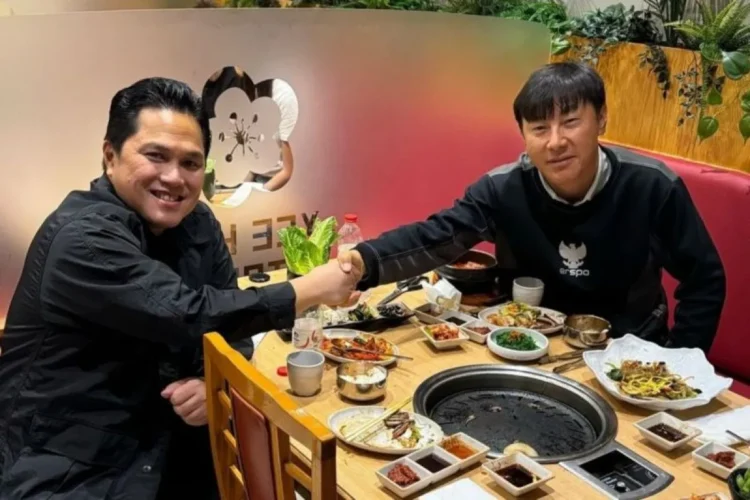 Ketua Umum PSSI Erick Thohir (kiri) bersama Pelatih Timnas Indonesia Shin Tae-yong (kanan) saling berjabatan tangan dalam sebuah kesempatan makan bersama yang diunggah oleh Erick Thohir