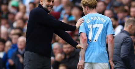 Pep Guardiola bercanda dengan Kevin de Bruyne usai laga Manchester City vs Luton Town .