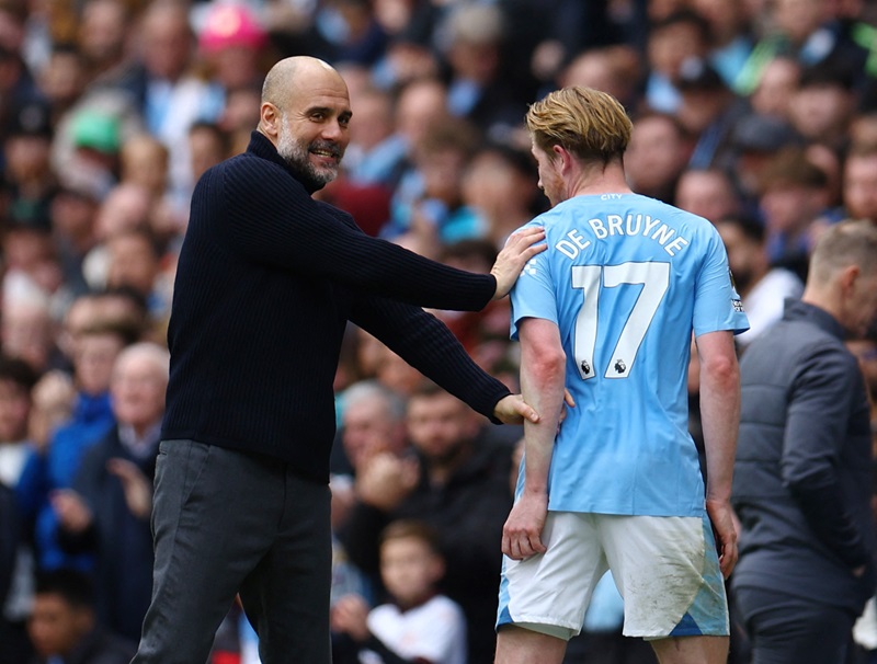 Pep Guardiola bercanda dengan Kevin de Bruyne usai laga Manchester City vs Luton Town .