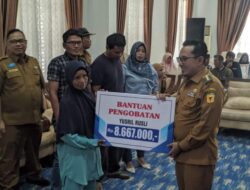 Bupati Eka Putra Serahkan Bantuan Sosial Kepada Pasien RSUD M. Ali Janafiah