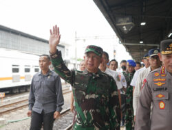 Panglima TNI Tinjau Puncak Arus Mudik Di Stasiun Pasar Senen