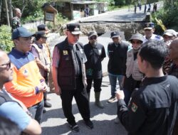 Sehari Menjelang Lebaran, Gubernur Mahyeldi Hilir-Mudik Meninjau Lokasi Terdampak Bencana di Sejumlah Kabupaten/Kota di Sumbar